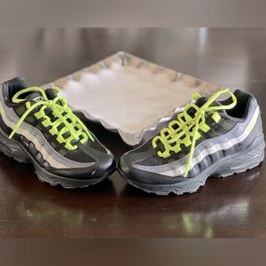 NIKE AIR MAX 95 size 6 youth 7 1/2 women
